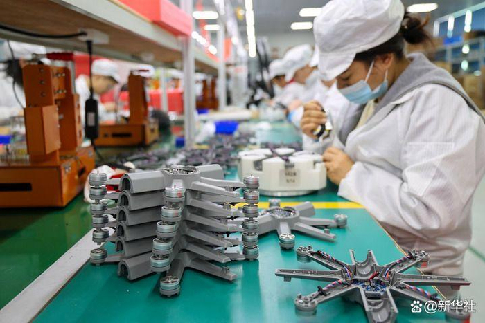 在位于深圳市龙华区的大漠大智控生产车间，工人在生产第四代无人机（2025年3月18日摄）。新华社记者 梁旭 摄