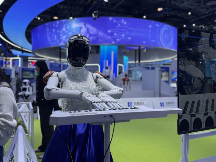 Linkerbot人形机器人正在演奏乐器。