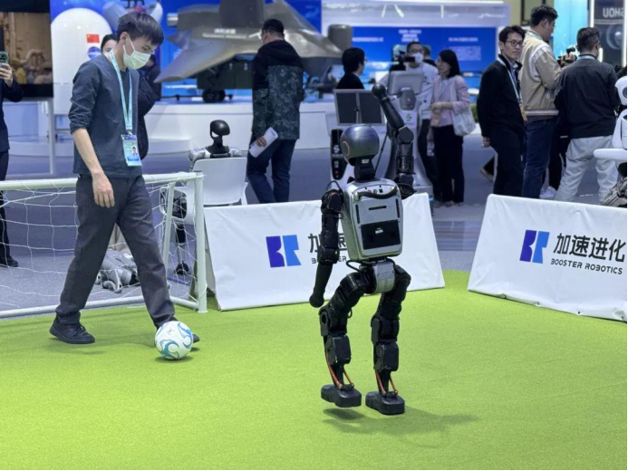 Booster T1展示踢球射门。