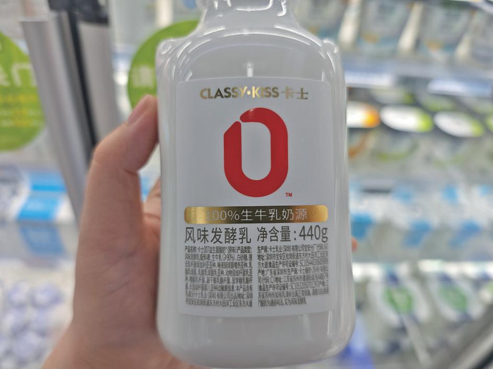 卡士007酸奶“0”TM商标和“0蔗糖”标称对比。