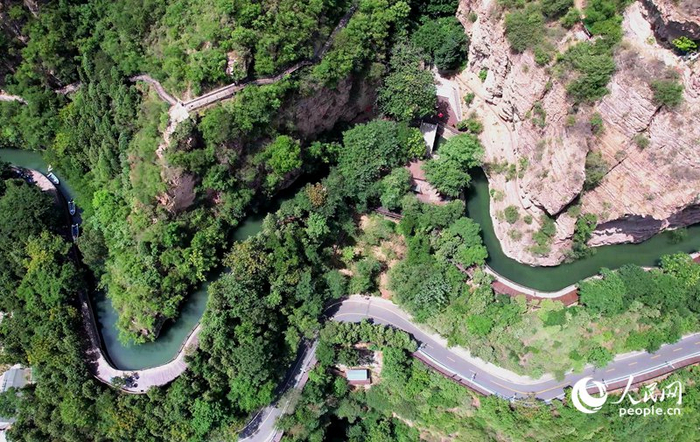 红旗渠如银蛇般蜿蜒，在巍峨山壁上勾勒出壮丽弧线。（资料图）人民网 霍亚平摄