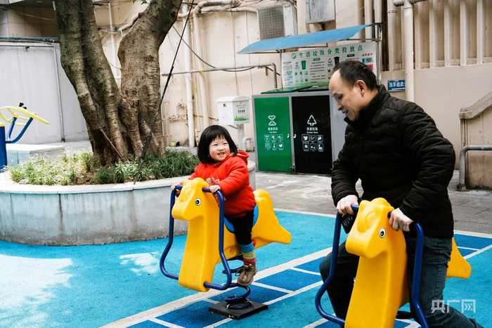 市民在大坪正街口袋公园游玩（央广网发  张晓倩  摄）