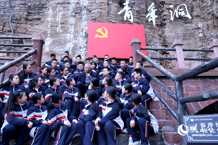 身为红旗渠精神宣讲员，张买江常给孩子们讲红旗渠的故事。人民网 霍亚平摄