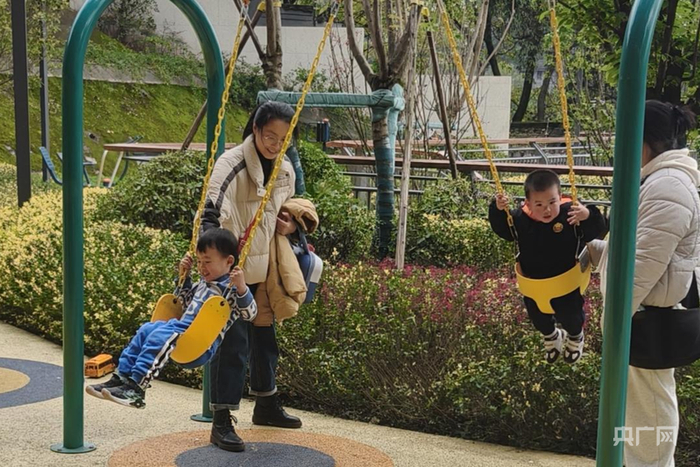 市民在化龙桥社区体育公园游玩（央广网发  邹孟廷  摄）