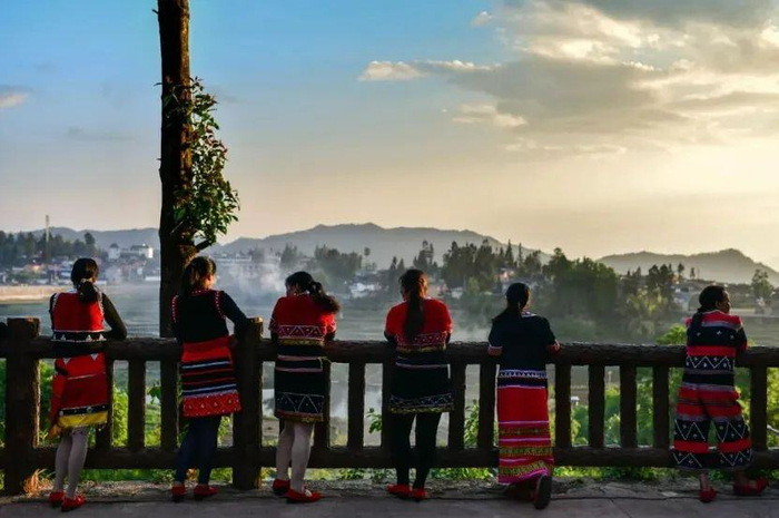 村民在广场上休息 新华社记者 胡超 摄