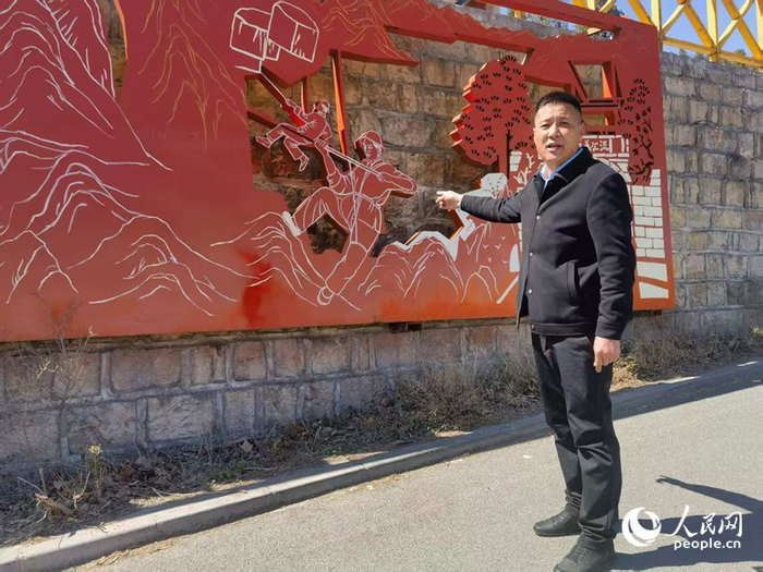 张学义向人民网记者介绍红旗渠的修建历史。人民网记者 尚明桢摄