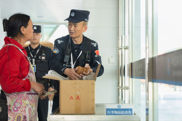 图为民警正在检查出入境旅客行李物品