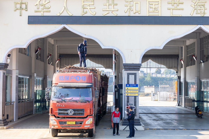 图为民警正在查验出入境车辆和人员