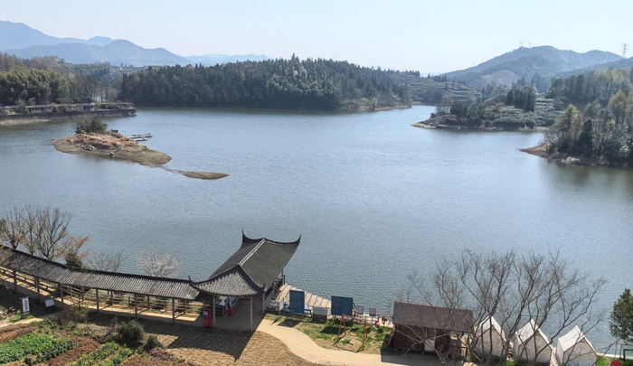 风景秀丽的湖上村“皇城湖”（央广网记者  杨正弘  摄）