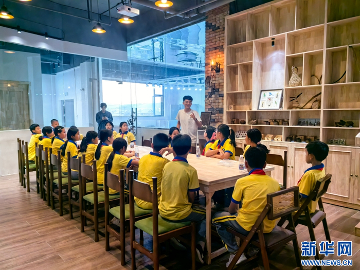 青少年在林奈实验室里上课（3月25日摄）。新华网 和新兰 摄