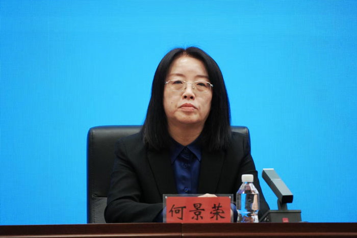 何景荣进行发布