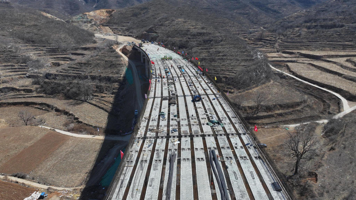 京雄高速二期施工现场一片繁忙。