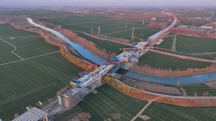 邯港高速公路南运河特大桥项目施工正酣。