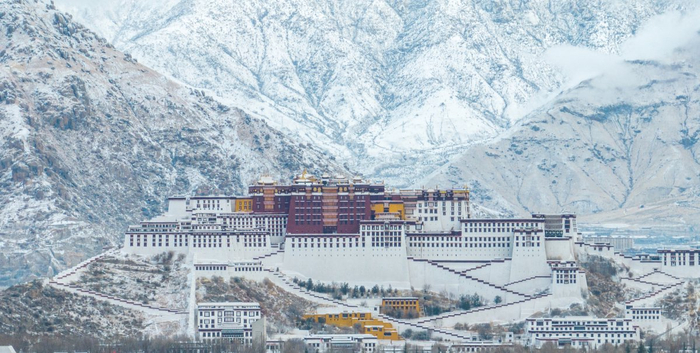 2月16日，无人机拍摄的布达拉宫的雪景。（图片来源：新华社）