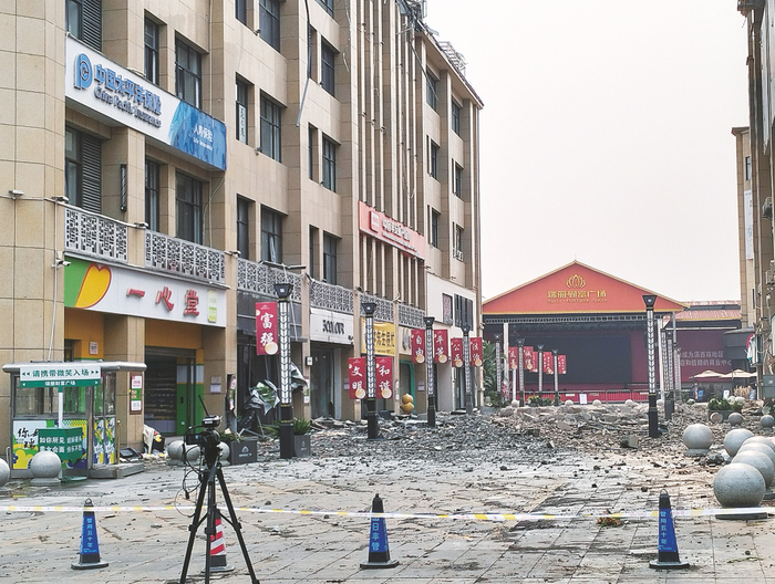     昨日在云南瑞丽财富广场拍摄的地震后的景象。