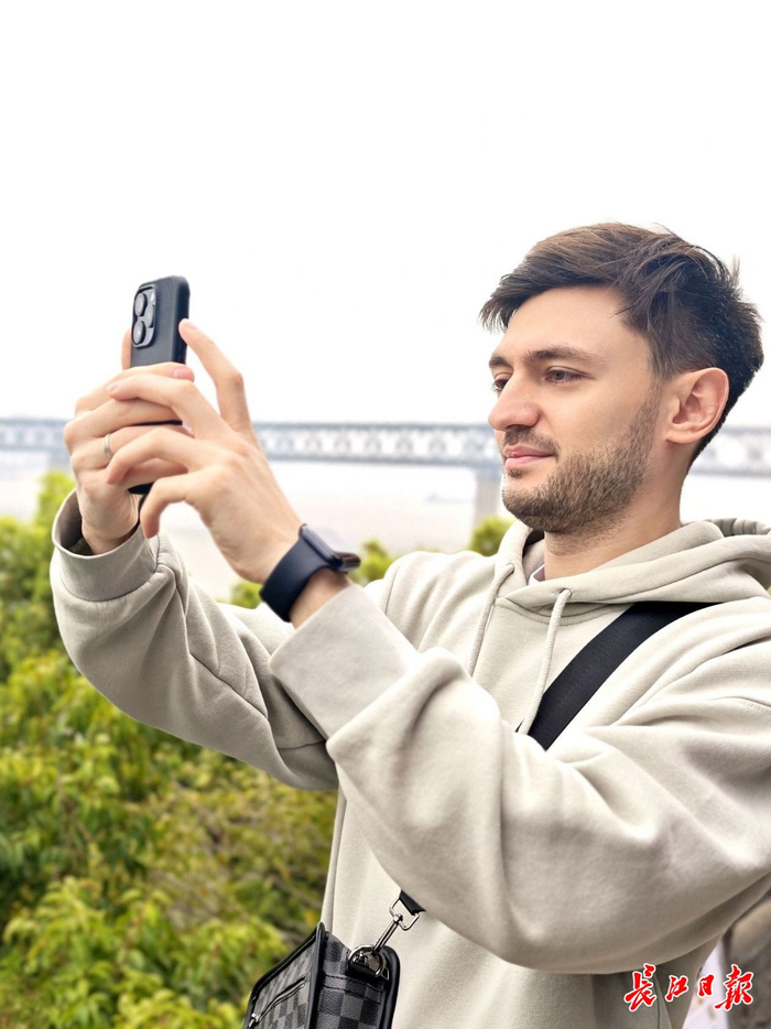 俄罗斯的旅行达人阿利来武汉采风。长江日报记者何晓刚 摄