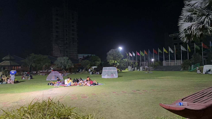 （当地居民28日晚住在空旷处 Mandalay-Lashio Road，Patheingyi 蒋大捷供图） 