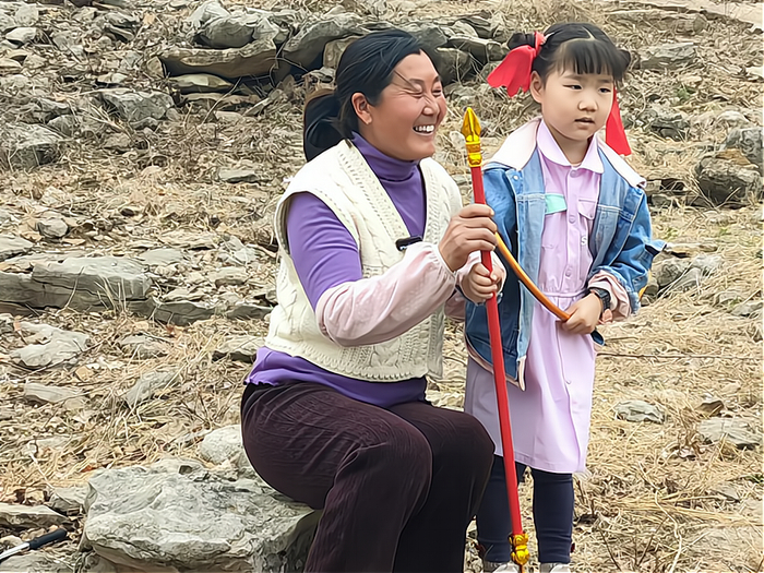 吕玉霞在杏花节一路被请求合照