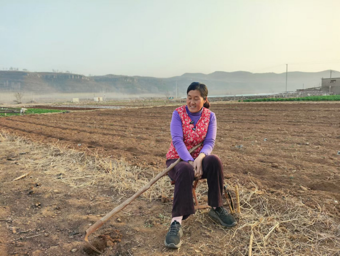 吕玉霞和她的锄头