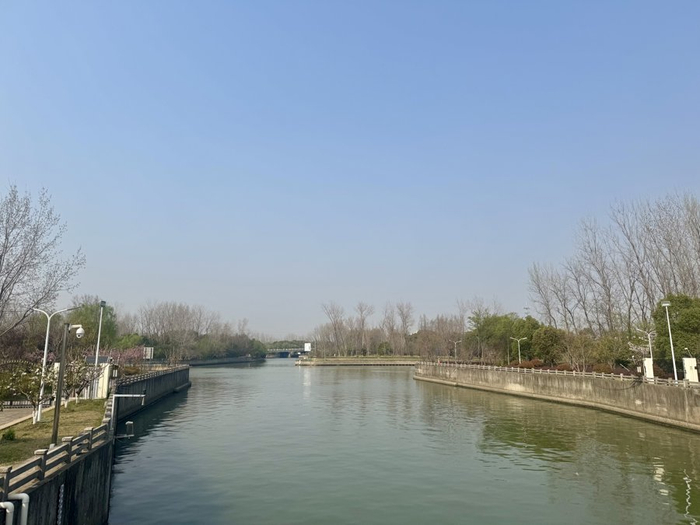 年轻的外环西河泵闸矗立在外环西河汇入苏州河的河口。张天弛摄