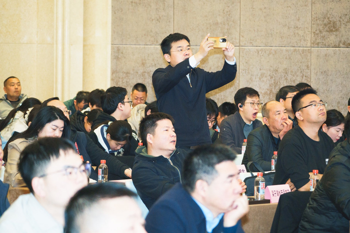 参会代表认真听报告。刘帅 摄