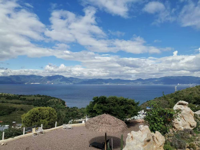 在小湾村看抚仙湖        总台记者  熊逸  摄