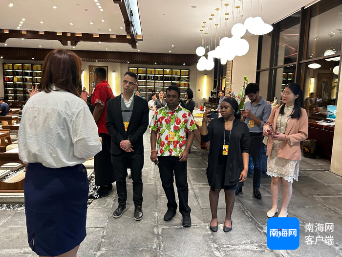 中国国际新闻交流中心外媒采访团到访海南博鳌乐一龄生命养护中心酒店。记者 袁玉龙 摄