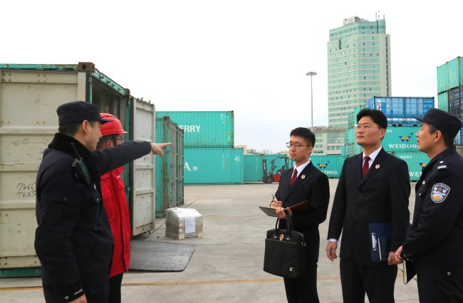 今年3月3日，青岛市市北区检察院检察官到辖区港口集装箱作业区走访调研。