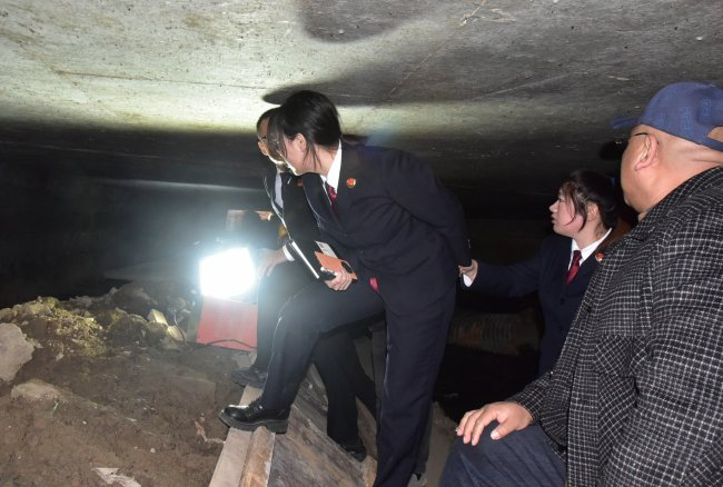 2024年11月13日，青岛市李沧区检察院办案检察官深入铁路涵洞查看排污管道整改情况。