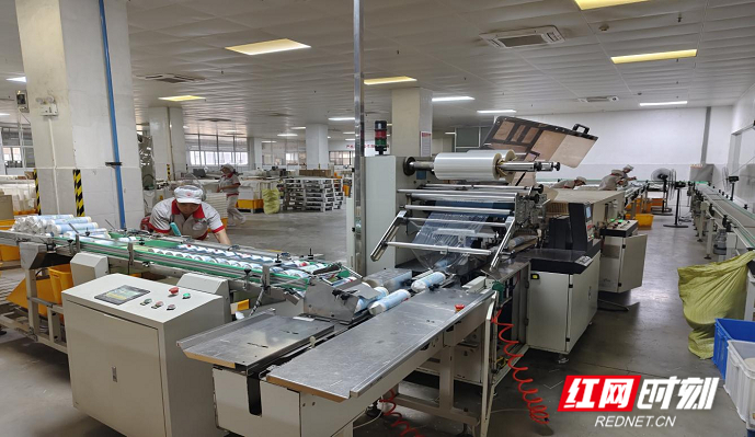 车间覆膜机。