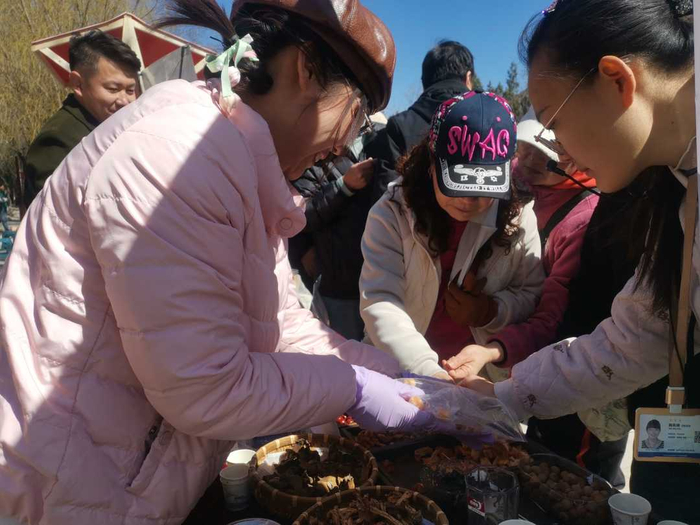 游客购买土特产。姚琳 摄
