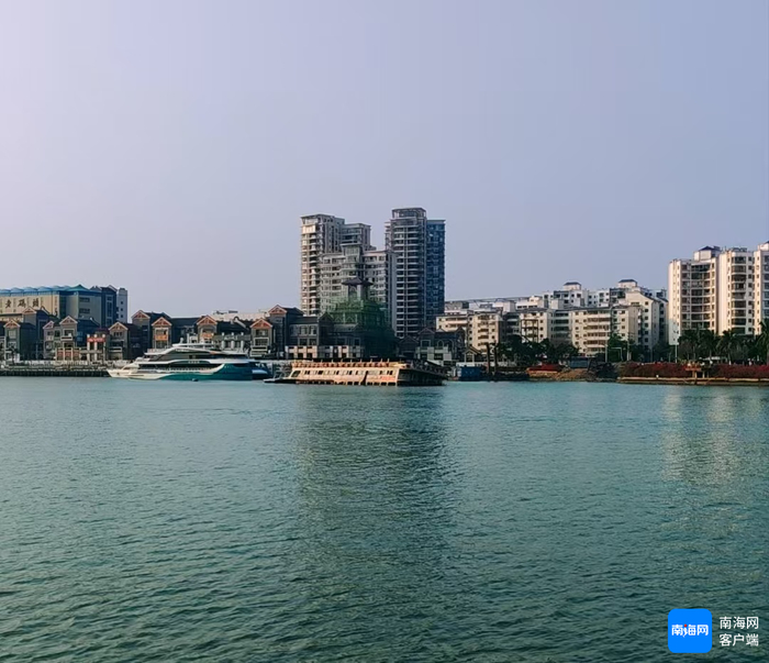 “海旅01号”游船与倾斜搁浅的“餐饮船”形成鲜明对比。记者 叶长文 摄