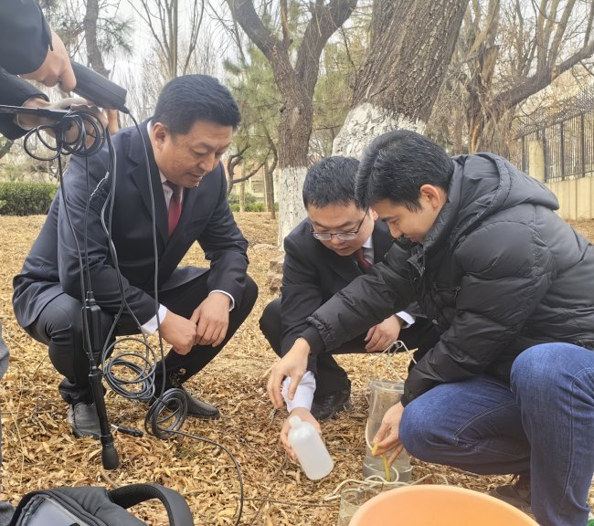 今年2月13日，青岛市城阳区检察院检察人员对辖区沟渠水质进行抽样检测。