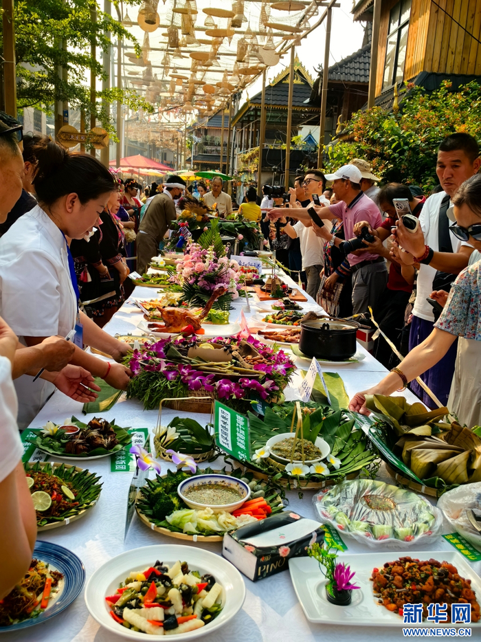 曼景保居民小组组织开展傣味美食比赛（3月27日摄）。新华网 和新兰 摄