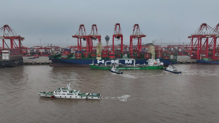 洋山港海事局也在国产绿色甲醇加注时提供全程护航的服务。