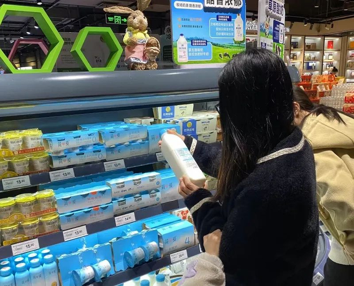 消费者选购商品时在查看配料表。