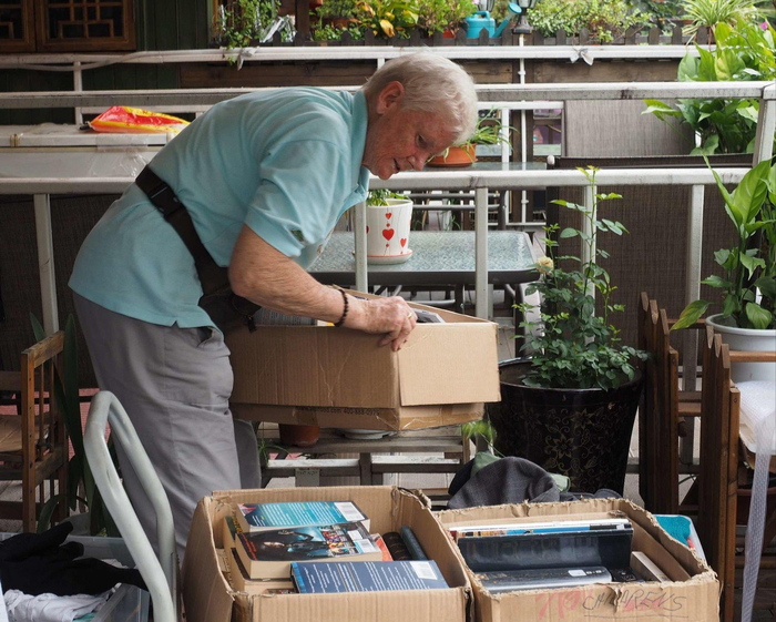 瑞在店里整理旧物书籍。