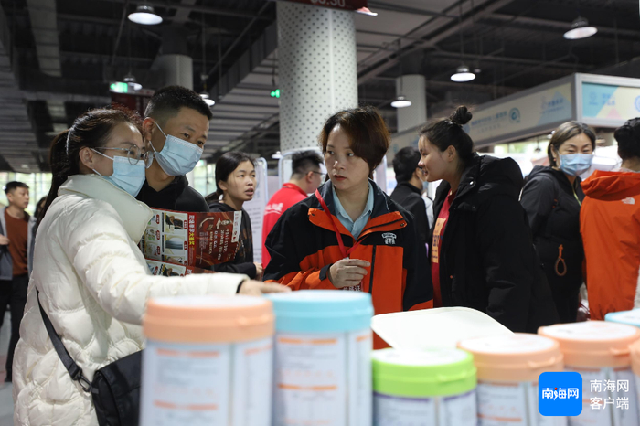 爱荷美展厅咨询的市民。记者 王威 摄