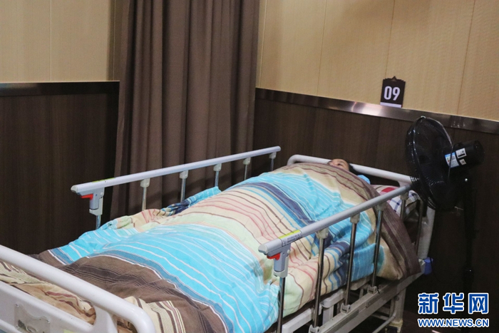 市民正在西双版纳州傣医医院体验睡药疗法（资料图）。新华网发（西双版纳州委宣传部 供图）