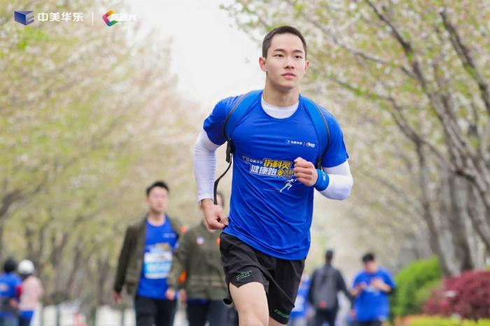 (图:参赛选手在最美跑道畅快奔跑)