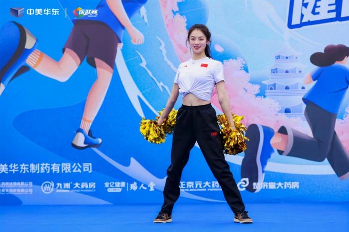 (图:跑酷/体操/啦啦操三项世界冠军林奕彤表演健身操)