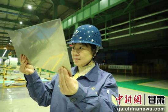 图为魏海霞对公司产品进行质检。