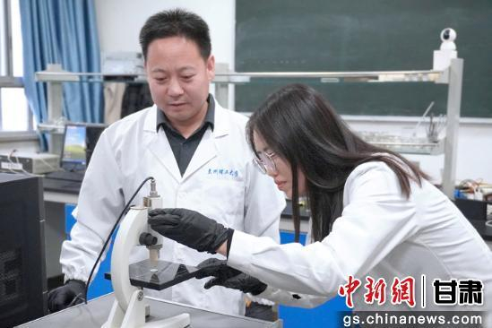 图为兰州理工大学刘卯成老师指导研究生开展实验。