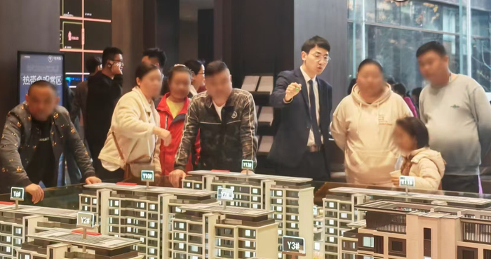 亳州一楼盘销售现场。（图源：亳州市房协）