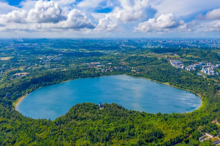 湖光岩玛珥湖。郭龙碧 摄