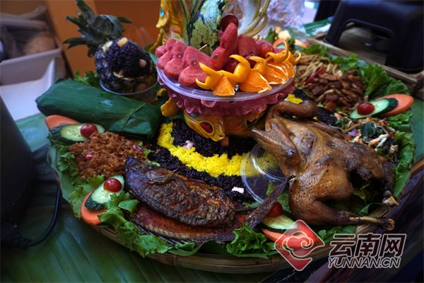 第8届南博会上，云南特色美食令来往行人垂涎三尺。
