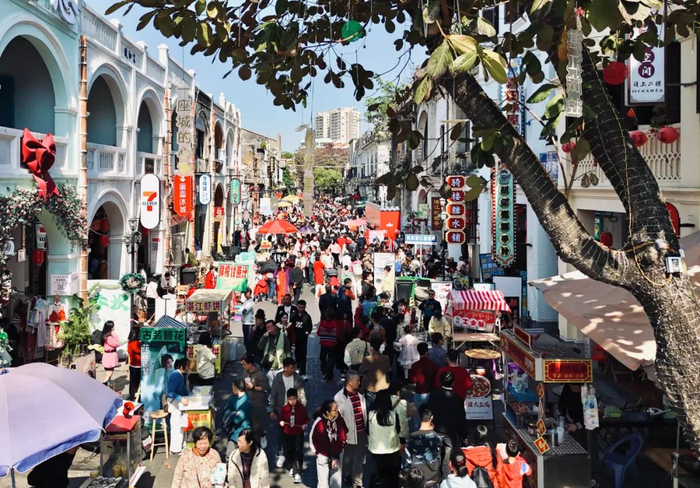 赤坎老街人潮涌动。