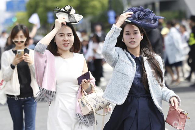 观众也是一道风景线——新民晚报记者 李铭珅摄