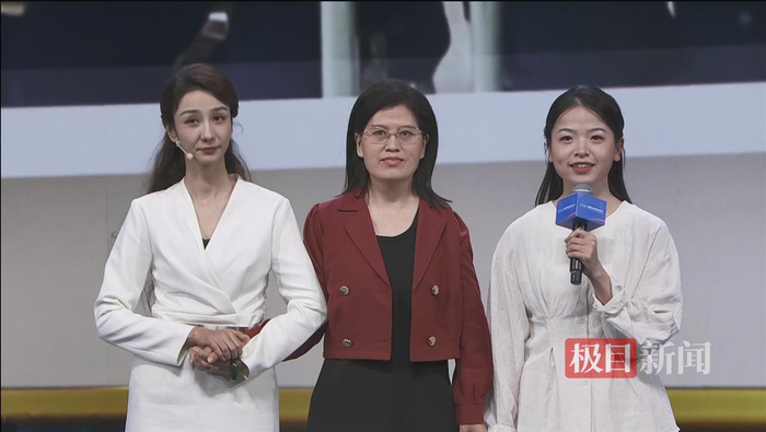 左一为依利米努尔 右一为马子怡