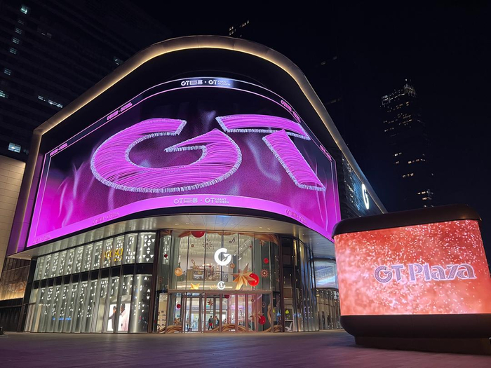 青岛深蓝中心GT巨幕裸眼3D大屏。